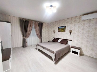 Біля термального басейну на 1-му поверсі 2-х кімнатна квартира. Берегово