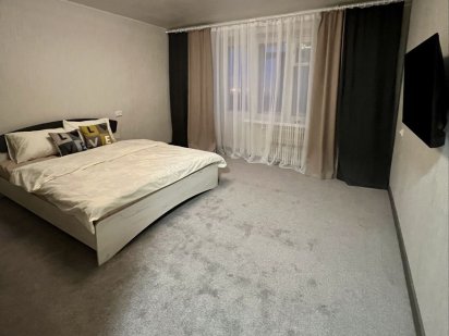 Подобова аренда комфортної квартири з балконом в центрі Лозової Лозова