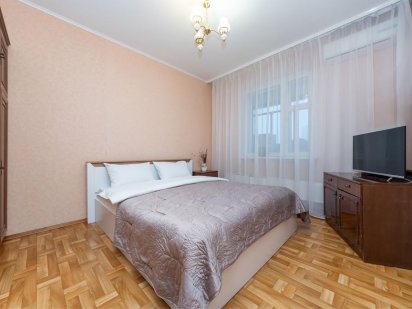 Подобово.Двукімнатна на 6 осіб.Позняки-10хв,Харьківська,Ахматової, 19 Киев