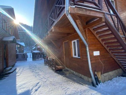 Апартаменти з кухнею на 3 особи. Поряд річка. Є сауна. Яремче