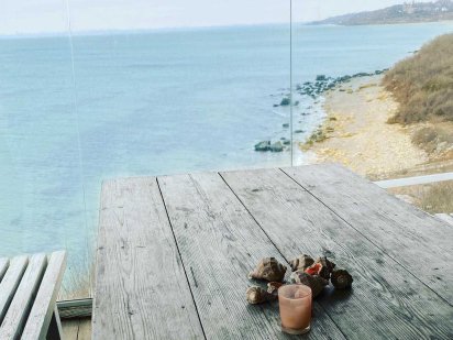 Дом на безлюдном диком берегу моря