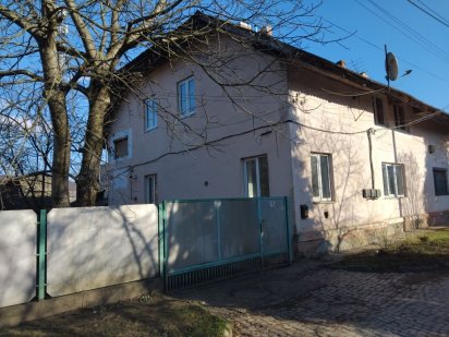 Продаємо 1 к квартиру з ділянкою у Сваляві  Закарпатської Свалява