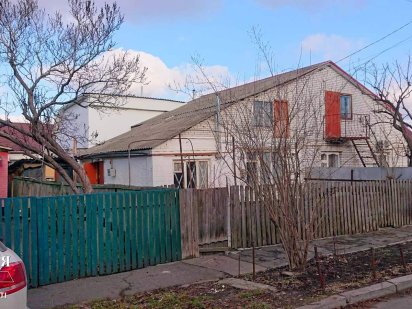 Часть дома на Поселке со всеми коммуникациями.