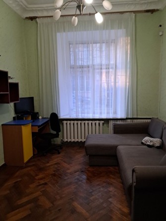 Сдам комнату в коммуне девушке, женщине 2500+ коммунальные услуги - фото 1