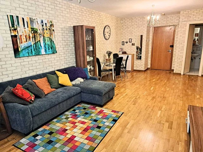 Сдам 3-ком-ную кв. + паркинг включен, рядом с ТЦ Афина в новом доме - фото 1