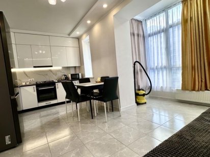 Подобово.Центр. Кондиціонер.Вільно з 11.08Височана 18, парковка