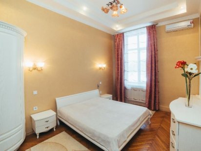 Центр,4-х кімнатна,на 10 людей, ізольовані кімнати , погодинно) Львів