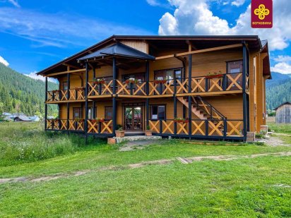 На Ґанку -це двоповерховий будинок на 50 місць Верховина