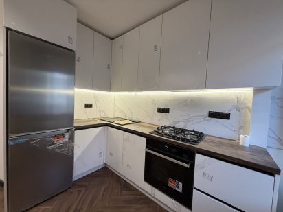 Продам 4-х кімнатну квартиру по вул.М.Вовчка