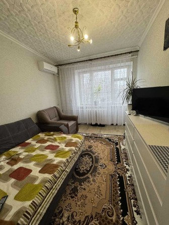 Комната в коммуне на 1 ст.Люстдорфской дороги - фото 1
