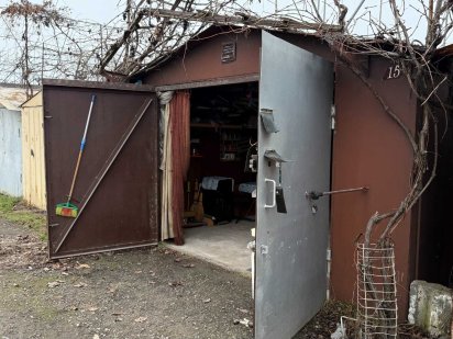 Продам гараж на ул. Паустовского с  инструментами!