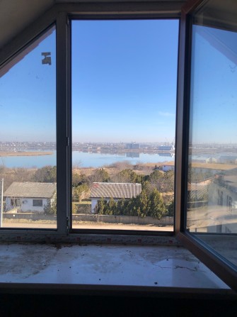 Продаю загородный, благоустроенный, дорогой дом с видом на озеро - фото 1