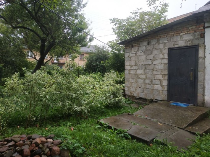 Продам частину будинку 2 кімнати земельна ділянка центр міста - фото 1