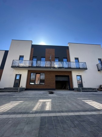 Продаю ЗДАНИЙ таунхаус 10 хв до готелю Надія. - фото 1