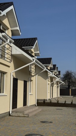 Кутовий таунхаус 110 м² з ділянкою, озером і басейном, Гнідин - фото 1