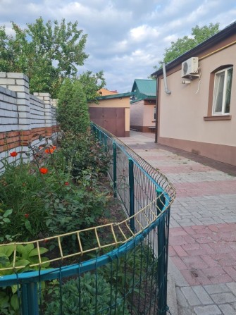 Продам велику  половину будинку, окремий  двір - фото 1