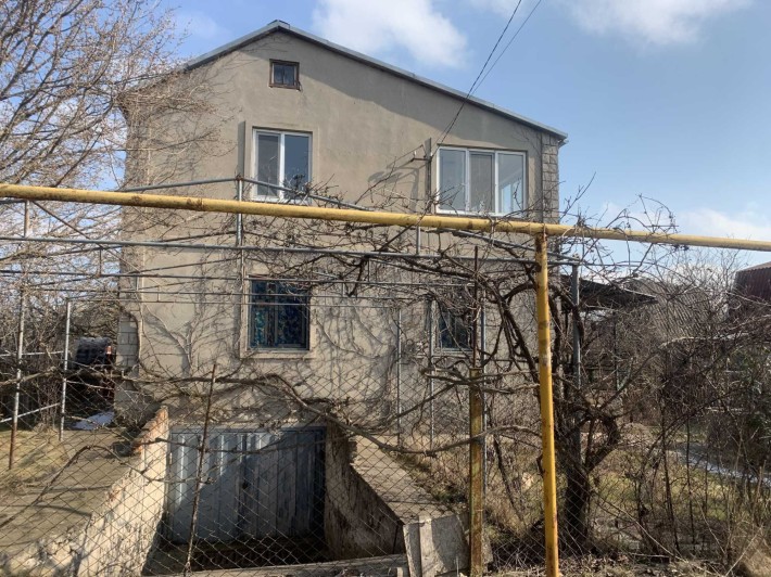 Продам капитальный дом возле озера  с. Великодолинское. - фото 1