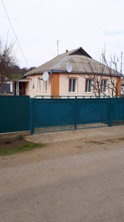 Продається будинок м. Шпола 
Берегова 23 
Всі питання по телефону 
09* - фото 1