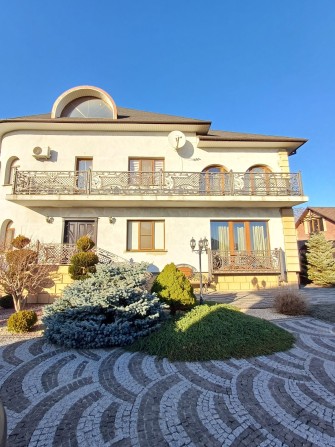 Продам будинок з басейном та великою ділянкою - фото 1