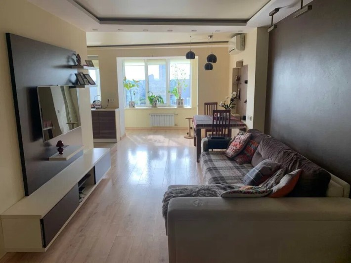 Продаж 3к квартири у Солом'янському р-ні на вул. Олекси Тихого 25. - фото 1