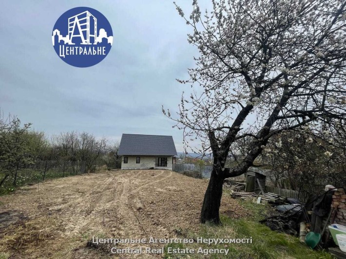 Продаєтьтся просторий будинок в затишному районі Чернівців - фото 1