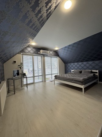 Продаж класного будинку в центрі міста, ремонт, меблі, 5 соток землі - фото 1