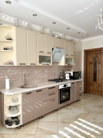 Терміновий продаж добротного будиноку в місті по вул. Скрипника. - фото 1