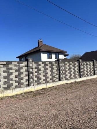 Добротний будинок в мальовничому куточку міста - фото 1