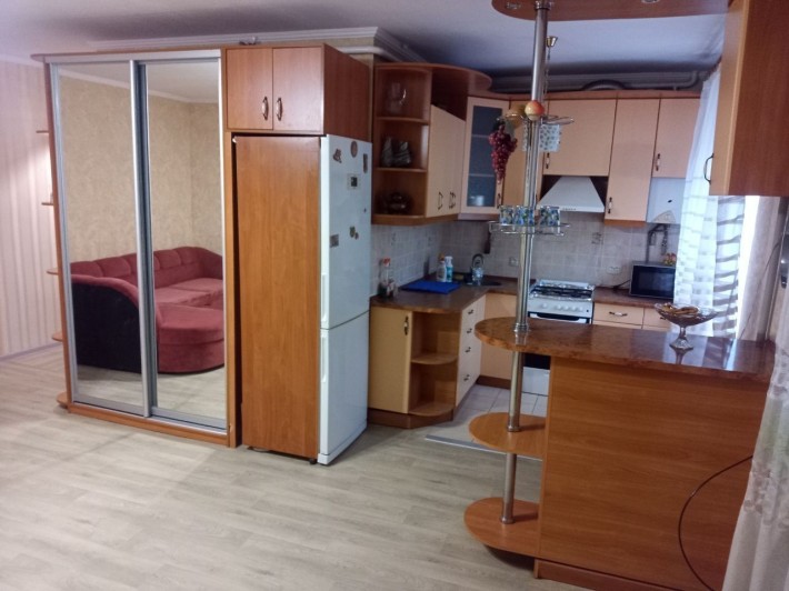 Сдается 2х ком кв, студия. Центр 100м от площади, 2 эт. Хорошее сост. - фото 1