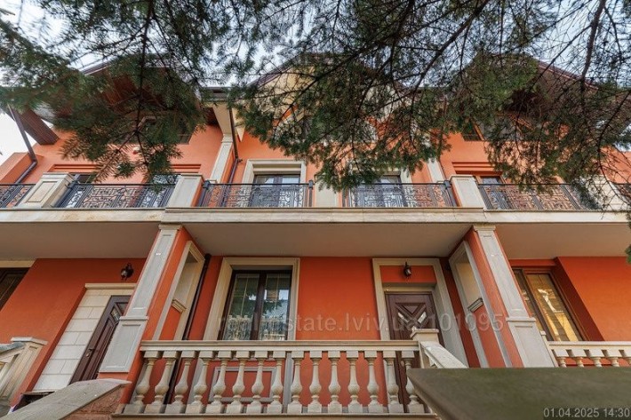 Продаж будинку на 300 м кв вул Личаківська з гаражем і землею - фото 1