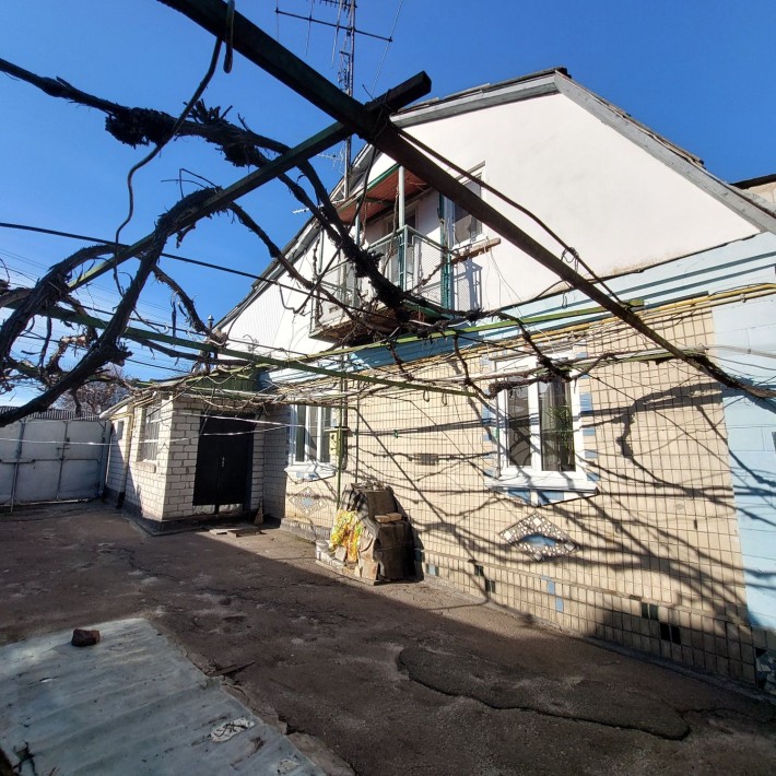Продам 2 частини будинку по 77 метрів 2 поверха кожна  на Пекарні! - фото 1