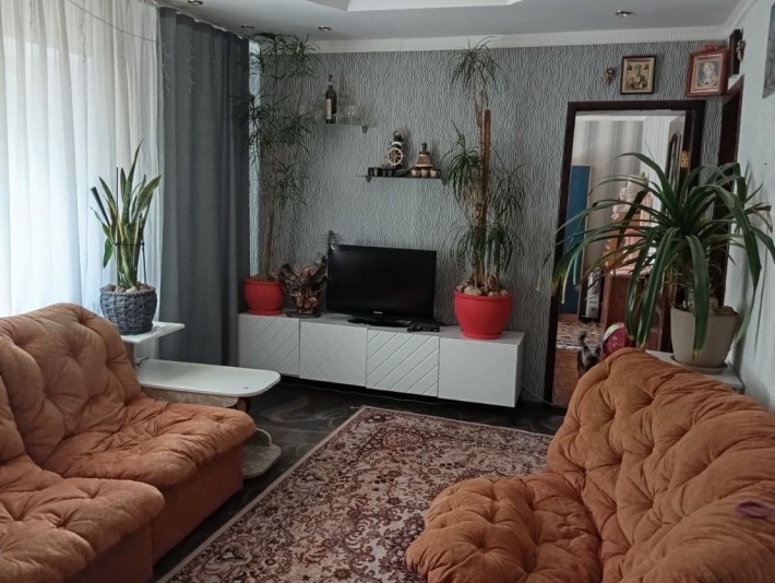 продається гарний будинок у центрі міста - фото 1