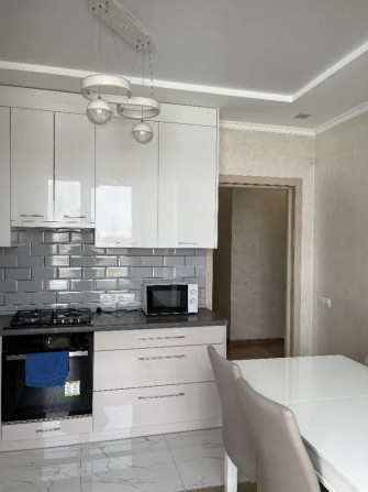 Оренда чудової квартири в новобудові по вул Хмельницького - фото 1