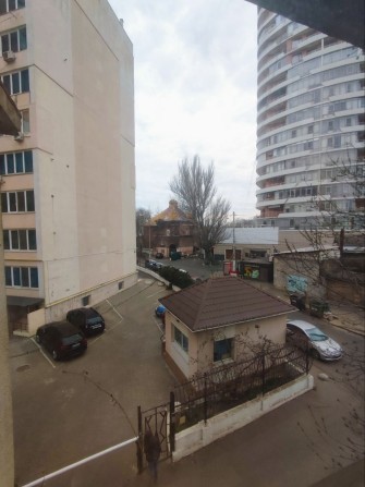 Полупустая 2-х кім.квартира в ЦЕНТРІ з ГАРАЖОМ/біля моря. - фото 1