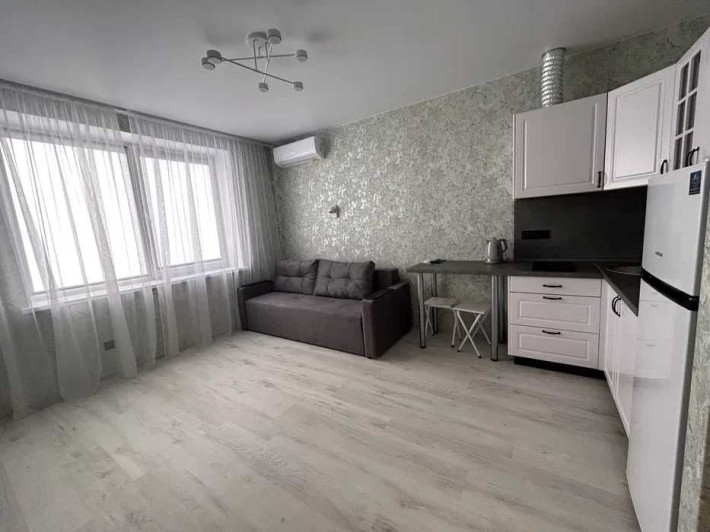 Перша здача в закритому ЖК з великою шафою-купе - фото 1