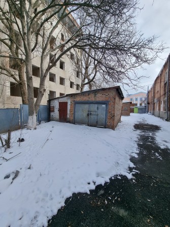 Центр, поруч з ЦУМом, гараж з земельною ділянкою та світлом - фото 1