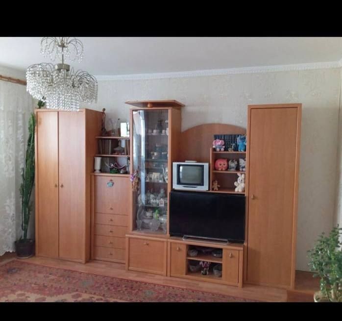 Сдам красивую комн с хоз Бреуса 2000гр + 50 % ком усл 1 дев / женьщ - фото 1