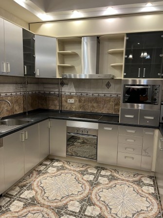 Славутич метро 8 мин пеша,Малоземельная ул,3х этажный дом-600м2 - фото 1