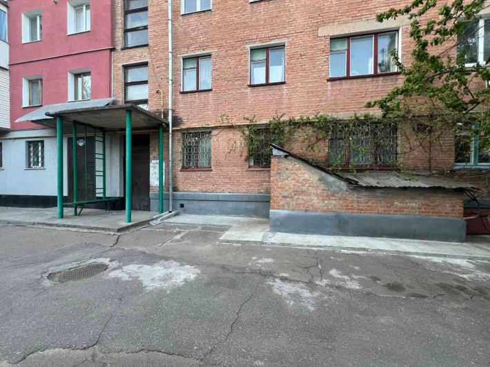 продам квартиру 58,3км.м. 1 поверх, біля зупинки - фото 1