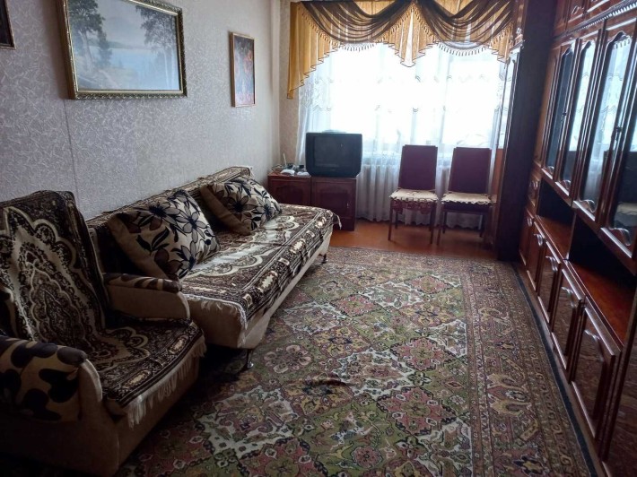 Продається затишна 3-х кімнатна квартира  з меблями в центрі міста. - фото 1