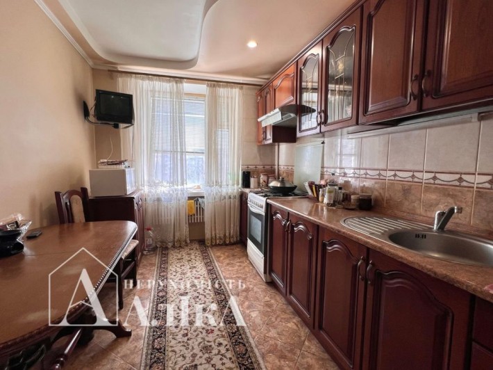 Продам простору квартиру в затишному місці - фото 1