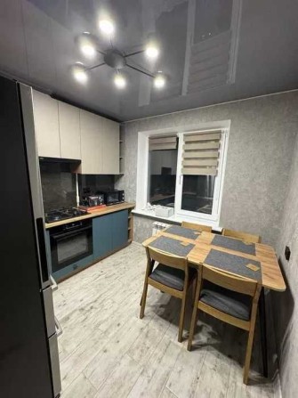 В продаже 2 комнатная квартира в центре. - фото 1