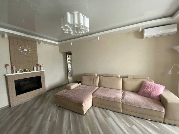 Продаю классную  3 ккв с шикарным ремонтом - фото 1