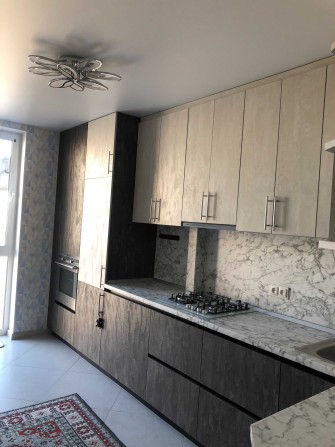 Продам :2 -х ком.кв.,5 этаж,общ.65м,с ремонтом.Свое отопление. - фото 1