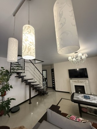 Дворівнева квартира з гарним ремонтом. Всім укомплектована - фото 1