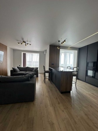 Продам НОВУЮ СТИЛЬНУЮ  2-комн. квартиру + кухня-студия /АГВ/Кирпич/ - фото 1