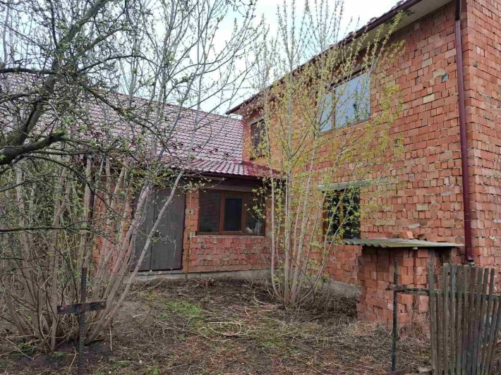 Продам 1/2 будинку в смт  Лужани. - фото 1