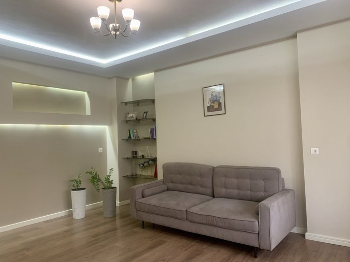 Продається 2-кімнатна квартира в центрі, будинок закритого типу - фото 1
