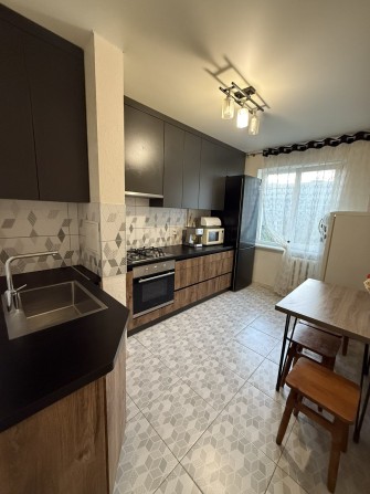 Продам 3 кімнатну квартиру на Безручка. Ремонт. Середній поверх - фото 1