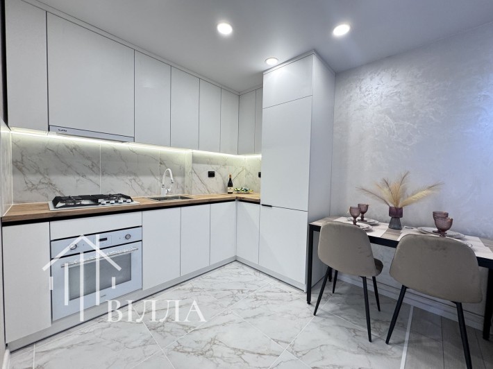 Продам двокімнатну квартиру з дизайнерським ремонтом - фото 1